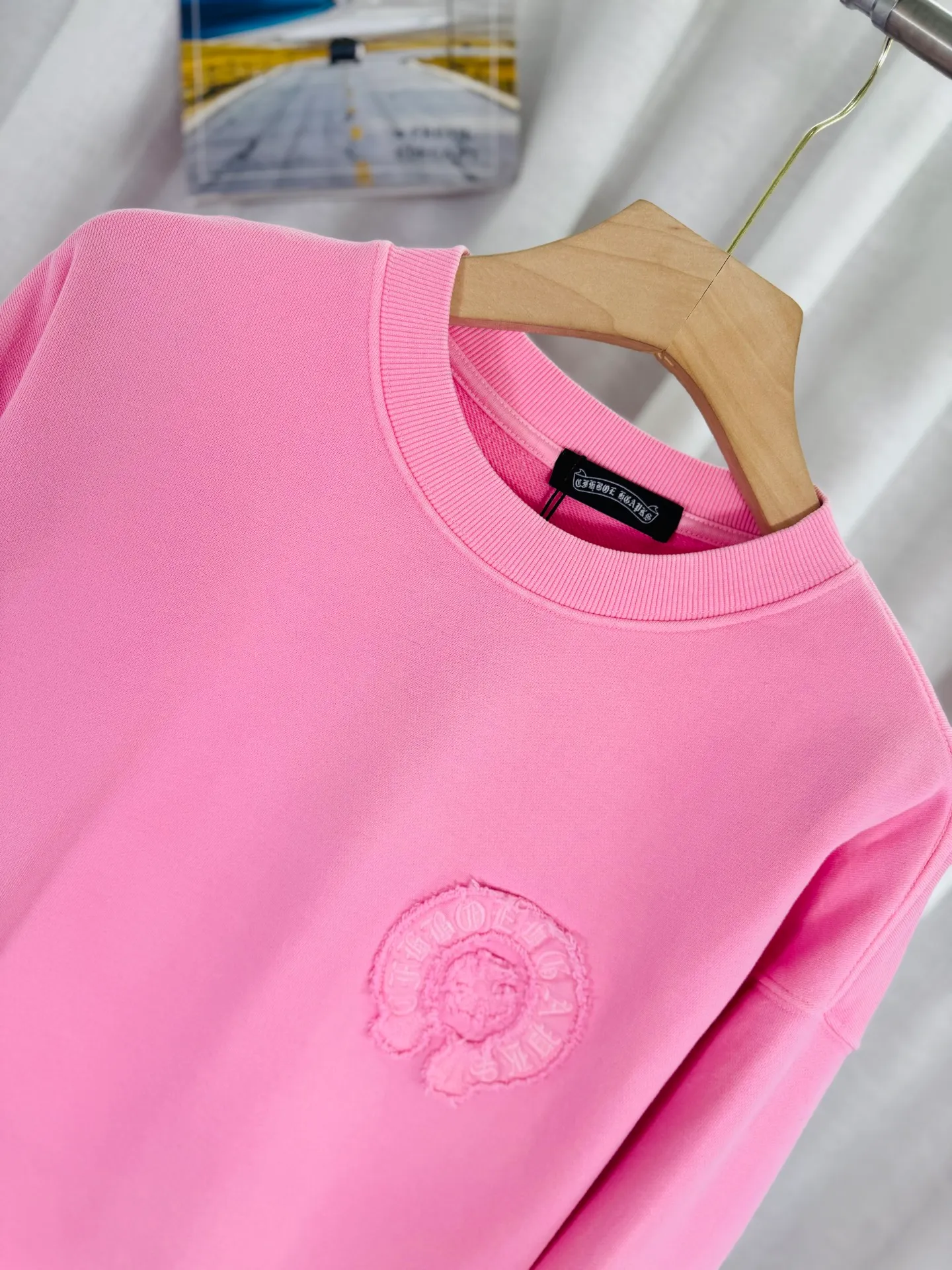 P280 top version, real shot without P, ​​different from market currency) 𝗖𝗵𝗿𝗼𝗺𝗲 𝗛𝗲𝗮𝗿𝘁𝘀/Cro Heart 2025 washed patch embroidery autumn and winter new original single counter American laser burnt 3D three-dimensional color embroidery couple casual sweatshirt 👑The highest version! Customized fabric 430g tripe terry fabric! American acid-washed and distressed original fabric laser burnt ✟appliqué embroidery and exquisite embroidery of letters! The best-selling model in the counter, very comfortable to wear. Accessories: original molded and authenticated collar label➕100% silk wash label. Genuine purchase-grade original hangtag➕matching hanging rope➕3D hanging beads➕original packaging bag. Craftsmanship: The original version has consistent wiring! The highest version of the armhole matching technique! Color: Pink Black Green Size: S M L XL Style Number: 25-377